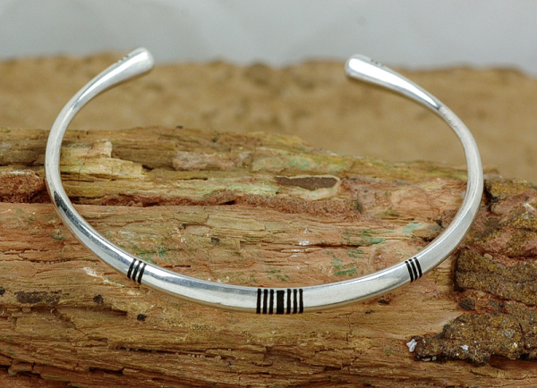 Schmale Tuareg Armspange - Silber mit Ebenholz